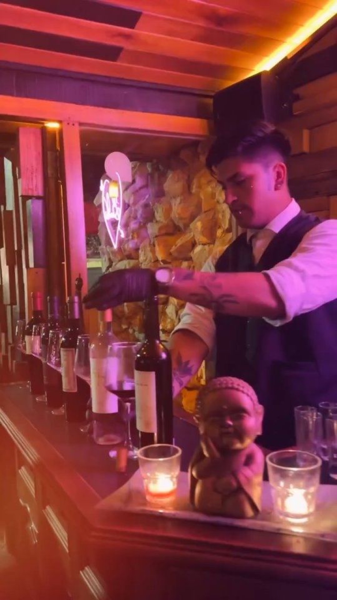 El bartender preparando un trago en la barra