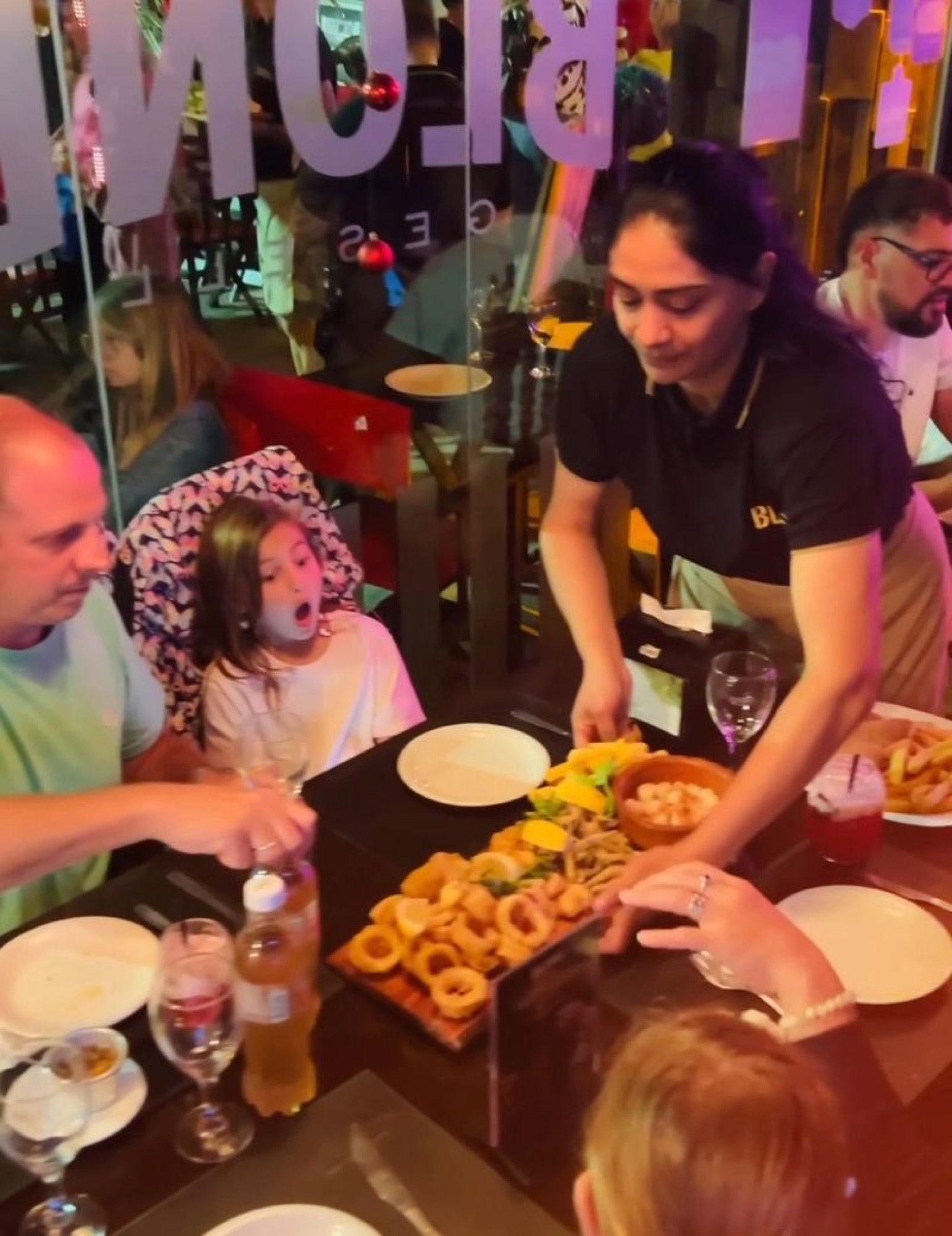 Una familia almorzando en BLOND