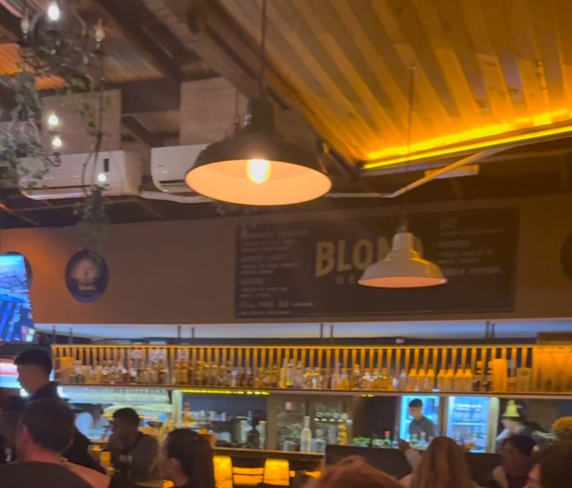 El salón de BLOND con las lámparas encendidas