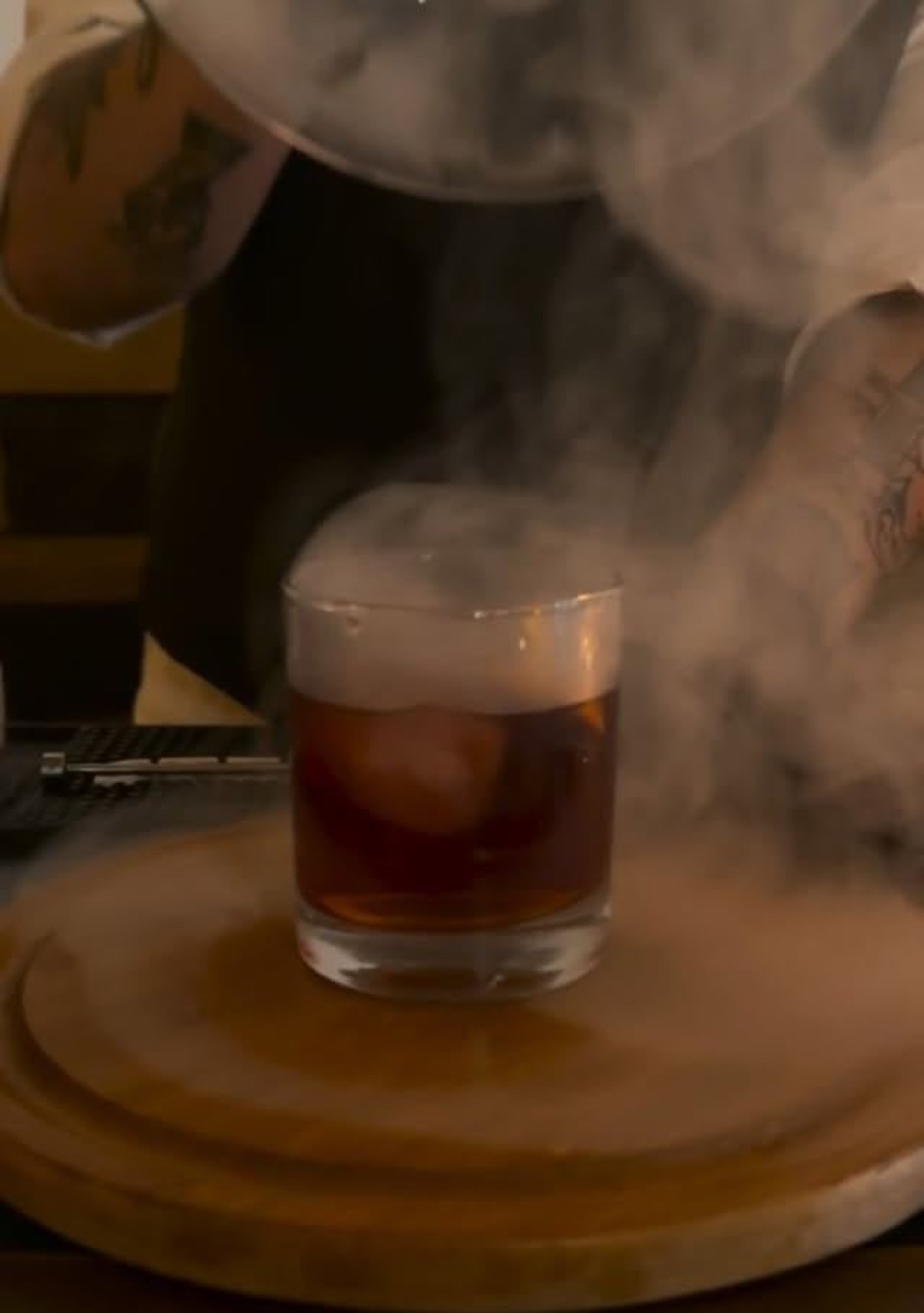 Un trago ahumado servido en la barra
